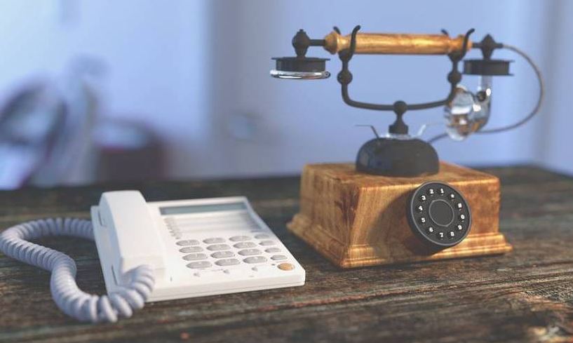 تلفن‌های آنالوگ و دیجیتال (Analog and Digital Phones)